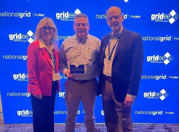 Joe Lauria accepts National Grid Award on behalf of Shannon GES